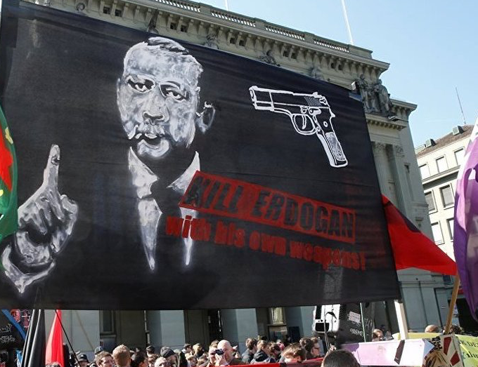 Photo of ‘Erdoğan’ı kendi silahı ile öldür’ pankartı davası beraatla sonuçlandı