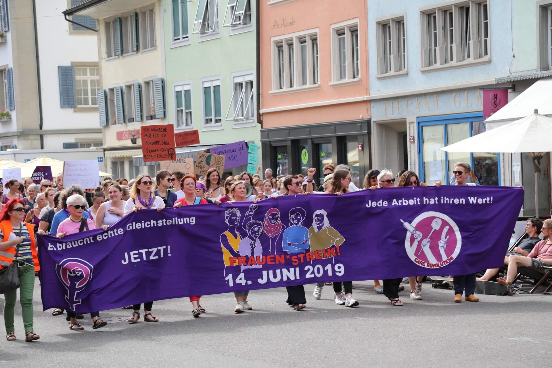 Photo of Yüzbinlerce kadın sokaklara çıktı