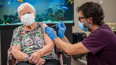Photo of İsviçre’de ilk Korona aşısı 90 yaşındaki bir kadına yapıldı